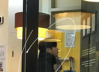 [分享]181009 粉丝街头偶遇明洙 抓拍颜值依旧能打