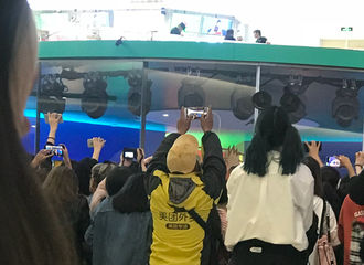 [新闻]181010 ONER出席活动人气爆表 连外卖小哥都不去送外卖了