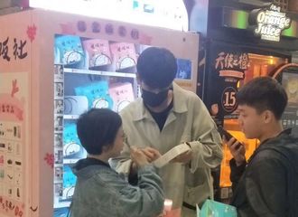 [新闻]181015 路人商场偶遇胡一天 皮皮胡带助理一起玩抽盒子