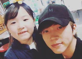 [新闻]181017 小迷妹的实力偶遇 谁不想被优贤欧巴哄着！
