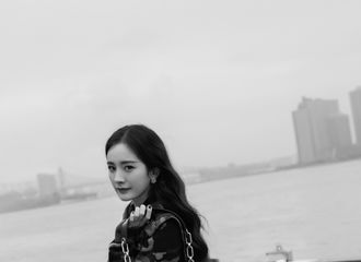 [新闻]181024 杨幂纽约时装周街拍花絮公开 优雅动人帅气洒脱