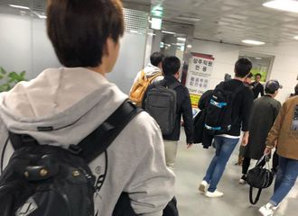 [分享]181030 孩子玩得开心就好 弘彬与十年好友外出旅行 