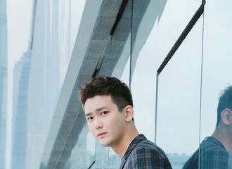 [新闻]181108 熊梓淇现身罗素·杨之造星时代展览 格子西装分外优雅