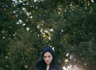 [新闻]181111 深秋配美人儿 杨幂全新写真公开尽显独特个性态度