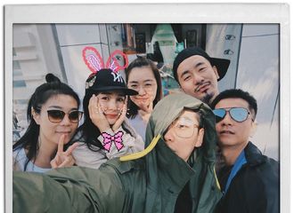 [分享]181112 杨幂美国之行新合照曝光 与工作人员齐比心甜度满满
