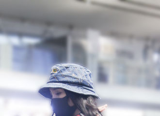 [新闻]181116 杨幂今日一早飞离长沙 是全身都在发光的小仙女