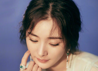 [新闻]181128 杨幂COSMO时尚美丽盛典造型公开 薄纱裙装尽显清丽优雅