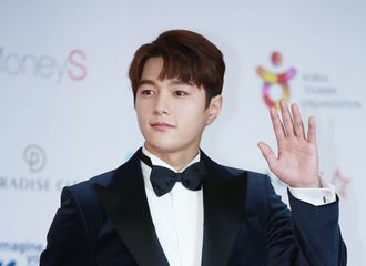 [新闻]181128 明洙出席“2018 AAA” 撑起全场的“脸赞”威严