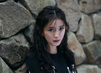 [新闻]181128 杨幂出席Valentino2019早秋时装秀 变身明艳斗篷魔女