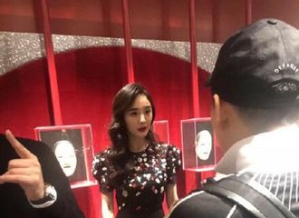 [新闻]181202 杨幂瘦出新高度 公公刘丹：她吃得很少