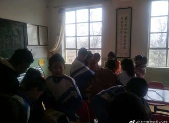 [分享]181204 王鹤棣粉丝饭随爱豆正能量满满 向西部乡村小学捐赠书籍