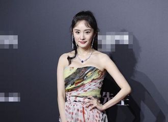 [新闻]181205 杨幂冒零下低温穿露肩薄纱裙 粉丝心疼：穿这么少