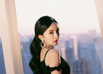 [新闻]181208 杨幂出席华表奖造型公开 修身黑裙高贵优雅女神降临！