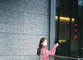 [新闻]181211 福利突然掉落 时尚官博分享杨幂未公开街拍胶片