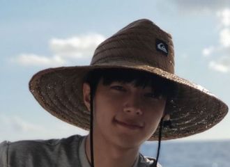[分享]181223 金摄影师+性感小明喵 明明自己才是画报啊~
