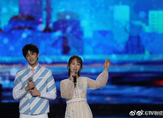 [新闻]181226 杨紫“放歌新时代”2019央视新年特别节目舞台照曝光 这次是和三石弟弟一起合作哦