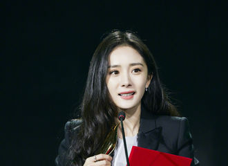 [新闻]181229 杨幂亮相中国好演员表彰盛典收获两奖 着黑西装帅气干练气场强大