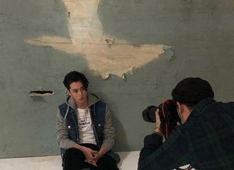 [新闻]181230 品牌老板评价王鹤棣宣传海报的拍摄：很轻松容易也很有趣