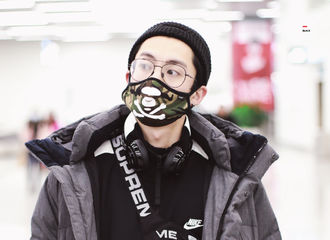 [新闻]181231 王鹤棣襄阳飞广州 机场look保暖又时尚