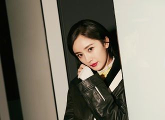 [新闻]190103 杨幂精美大片LOOK2公开 精致红唇妆尽显复古高级