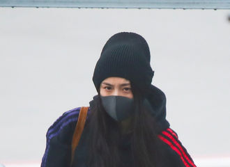 [新闻]190107 杨幂上海飞青岛出发 眉头一皱发现事情并不简单