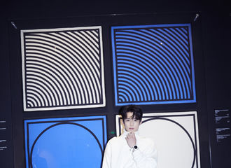 [新闻]190109 王鹤棣亮相路易威登VVV上海展览 All-White Look实力诠释白马王子