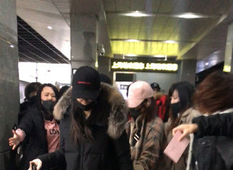 [新闻]190111 傅菁上海到达 拎着过年大礼包的探亲小傅既视感