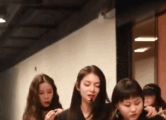 [新闻]190112 火箭少女101后台花絮出炉 又美又欲的霸道总裁傅菁散发致命吸引力