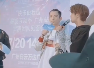 [分享]190112 小机灵鬼王鹤棣唱歌时 把不想唱的part转麦给观众