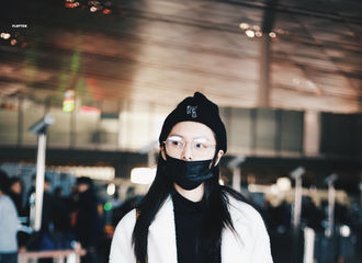 [新闻]190121 傅菁北京飞上海出发 今天是戴金丝边眼镜的英俊帅崽！
