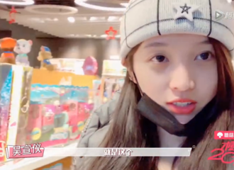 [分享]190124 吴宣仪突尼斯免税店看到芭比娃娃 唤起了自己浓浓的芭比梦想