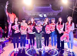 [新闻]190125 火箭少女101现身腾讯年会 傅菁因着装太正式被吐槽