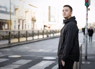 [新闻]190125 追星女孩的福利！陈伟霆街头写真大片曝光