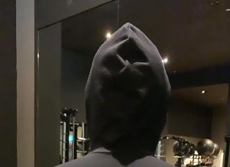 [分享]190128 man力十足的背影 最近沉迷于健身的尼坤 