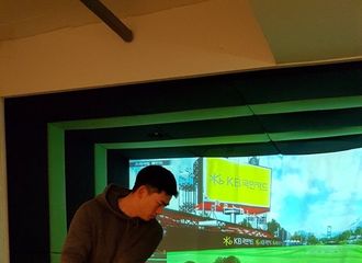 [分享]190203 和妈妈打模拟高尔夫 泽演“好像知道为什么要练习了”