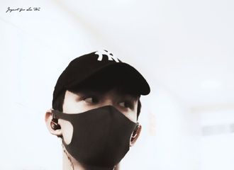 [新闻]190204 吴磊今日春晚上班图 格子大衣突显男人风范