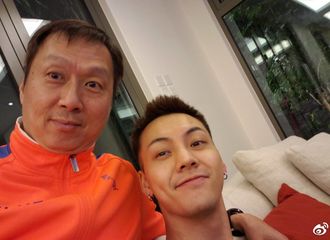 [分享]190207 是初一的饱饱呀！香港明星足球队副领队晒与陈伟霆合照