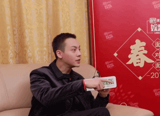 [新闻]190211 侄子侄女跳上爱车欢迎W舅父 陈伟霆直呼心都碎了