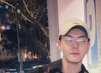 [新闻]190215 路人香港街头偶遇陈伟霆 贴心饱用普通话道新年快乐
