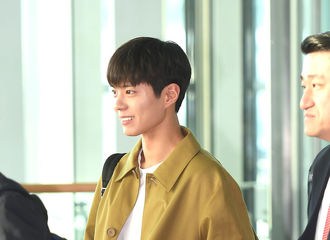 [新闻]190215 “男朋友”风格的机场时尚！任谁看都是个演员的宝剑哥哥！