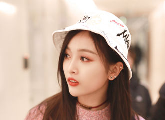 [新闻]190216 吴宣仪北京飞杭州 机场look尽显摩登女孩范儿