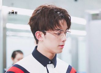 [分享]190217 带上眼镜的吴磊超A 眼镜磊男友力爆棚