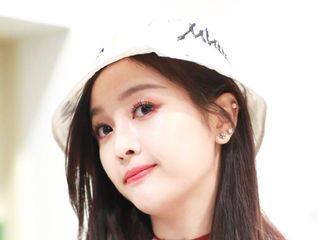 [新闻]190217 吴宣仪粉紫色毛衣白色渔夫帽现身机场，少女感满分
