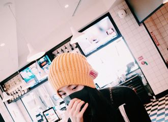 [新闻]190218 杨幂戴着小黄帽等飞机 漂亮的大眼睛闪亮迷人