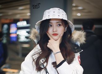 [新闻]190218 吴宣仪17日晚间到达北京，遇粉丝拍照比V超可爱