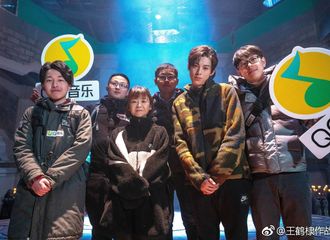 [新闻]190218 新鲜王鹤棣再次出没，与探班粉丝合照演绎雅痞风
