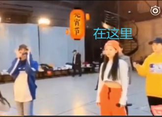 [新闻]190219 吴宣仪镜头躲避技能力MAX，躲镜头后只露半个身子