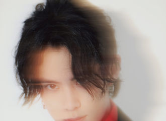 [新闻]190219 花好月圆夜，王鹤棣红黑色彩搭配展现少年英气