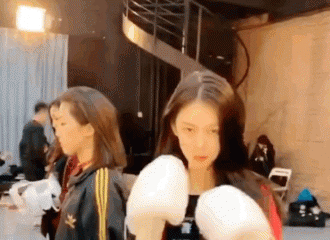 [新闻]190222 演唱会排练少女们变身战狼女团 戴上拳击手套的傅菁超凶的