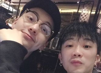 [新闻]190223 阿K分享与陈伟霆合照 分享相聚喜悦直言陈伟霆是榜样